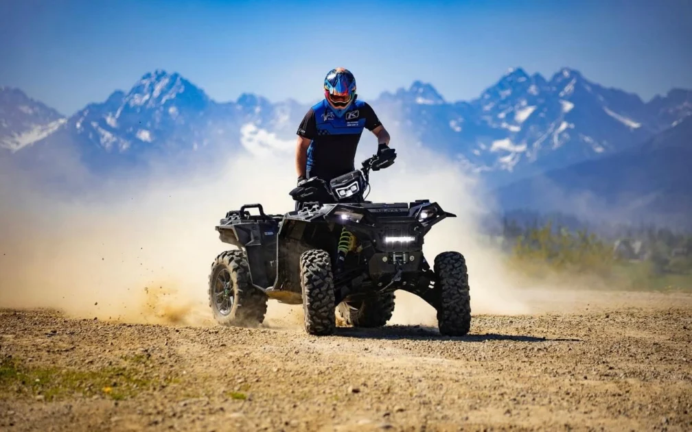 Quad na szutrowej trasie z panoramą ośnieżonych Tatr